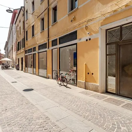 Live The History- A Due Passi Dal Castello Apartman *